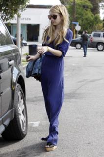 Emma Roberts feet photo thumbnail