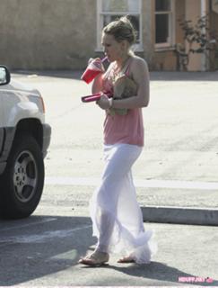 Hilary Duff feet photo thumbnail