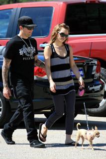 Hilary Duff feet photo thumbnail
