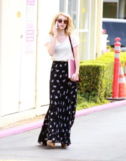 Emma Roberts feet photo thumbnail