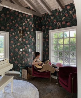 Selena Gomez feet photo thumbnail
