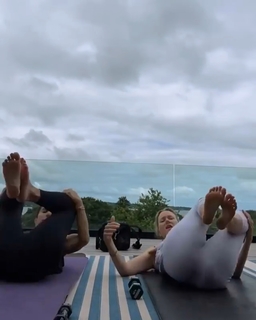 Naomi Watts feet photo thumbnail