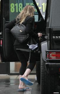 Hilary Duff feet photo thumbnail