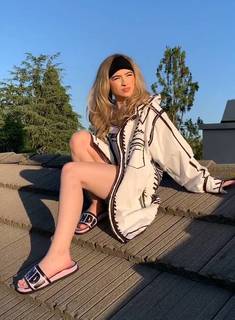 Sabrina Carpenter feet photo thumbnail