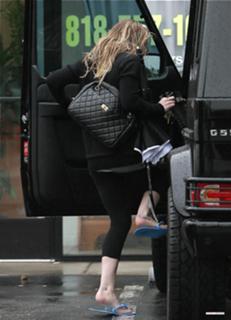 Hilary Duff feet photo thumbnail