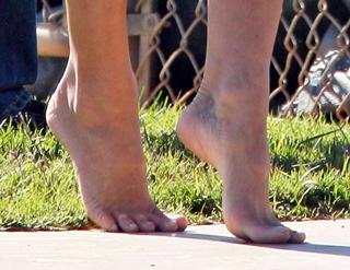 Pamela Anderson feet photo thumbnail