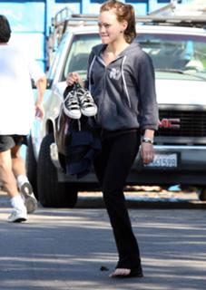 Hilary Duff feet photo thumbnail