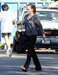 Hilary Duff feet photo thumbnail