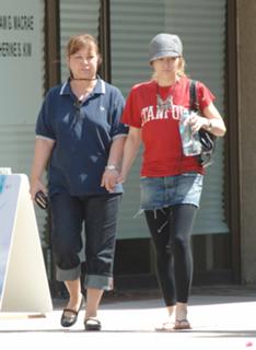 Hilary Duff feet photo thumbnail