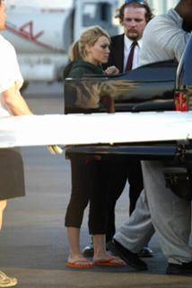 Hilary Duff feet photo thumbnail