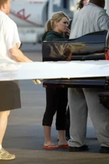 Hilary Duff feet photo thumbnail