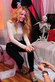 Blake Lively feet photo thumbnail