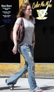 Hilary Duff feet photo thumbnail