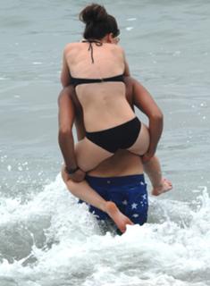 Hilary Duff feet photo thumbnail