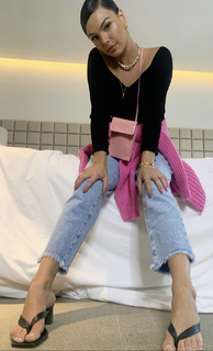 Isis Valverde feet photo thumbnail