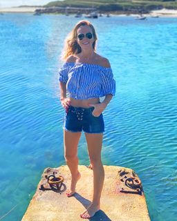 Amanda Holden feet photo thumbnail