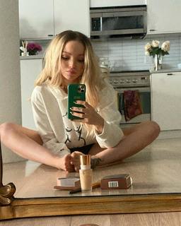 Dove Cameron feet photo thumbnail