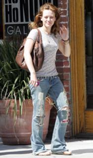 Hilary Duff feet photo thumbnail