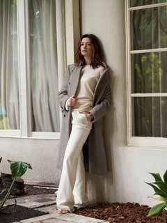 Anne Hathaway feet photo thumbnail