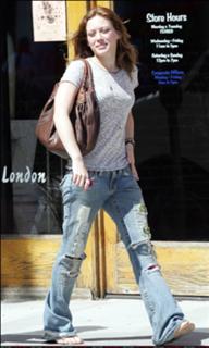 Hilary Duff feet photo thumbnail