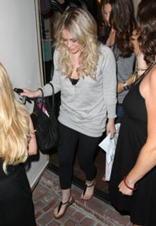 Hilary Duff feet photo thumbnail