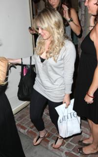 Hilary Duff feet photo thumbnail