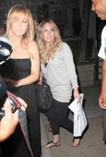 Hilary Duff feet photo thumbnail