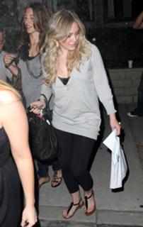 Hilary Duff feet photo thumbnail