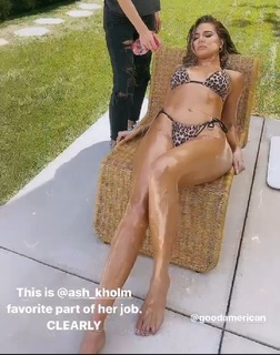 Khloé Kardashian feet photo thumbnail
