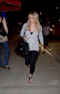 Hilary Duff feet photo thumbnail