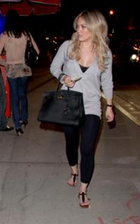 Hilary Duff feet photo thumbnail