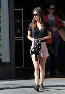 Rachel Bilson feet photo thumbnail