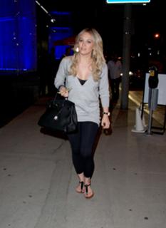 Hilary Duff feet photo thumbnail