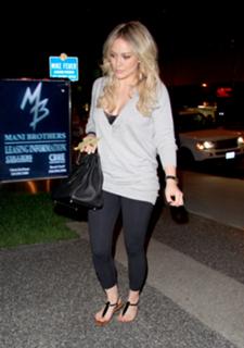 Hilary Duff feet photo thumbnail