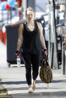 Hilary Duff feet photo thumbnail