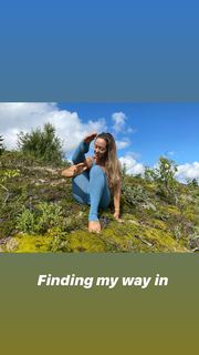 Kino MacGregor feet photo thumbnail