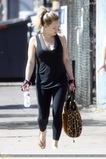 Hilary Duff feet photo thumbnail