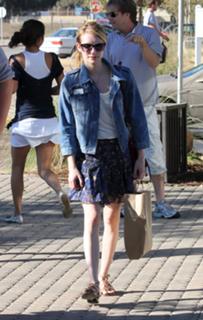 Emma Roberts feet photo thumbnail