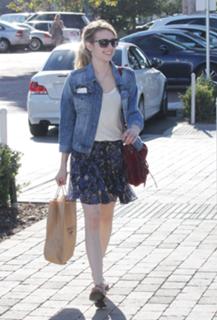 Emma Roberts feet photo thumbnail