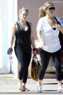 Hilary Duff feet photo thumbnail