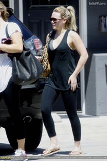 Hilary Duff feet photo thumbnail