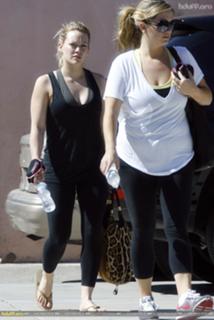 Hilary Duff feet photo thumbnail