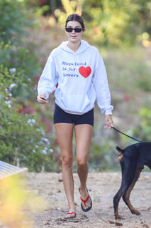 Kendall Jenner feet photo thumbnail
