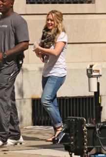 Hilary Duff feet photo thumbnail