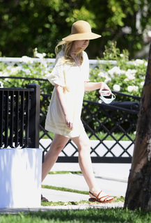 Elle Fanning feet photo thumbnail