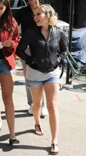 Hilary Duff feet photo thumbnail