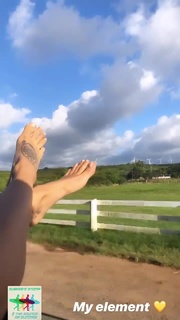 Eiza González feet photo thumbnail