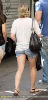 Hilary Duff feet photo thumbnail