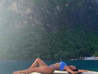 Nicole Scherzinger feet photo thumbnail