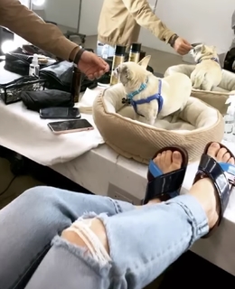 Kaley Cuoco feet photo thumbnail